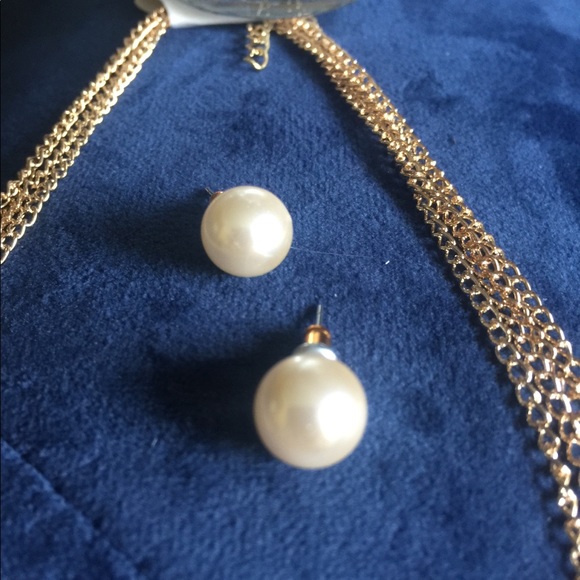 Adorable 4 layer pearl Necklace & Earrings set - Picture 3 of 3